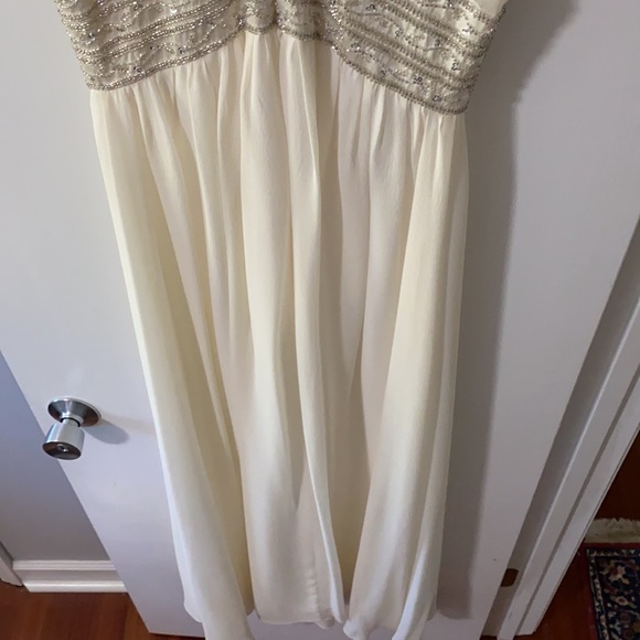 Dress to impress, Beautiful dress, night gown, delicate, simple elegance size 2 - Picture 8 of 11